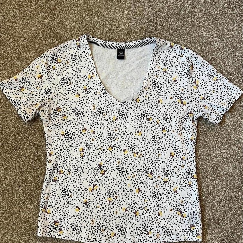 Volcom Floral Black and‎ Pink V Neck T Shirt Women's size M
